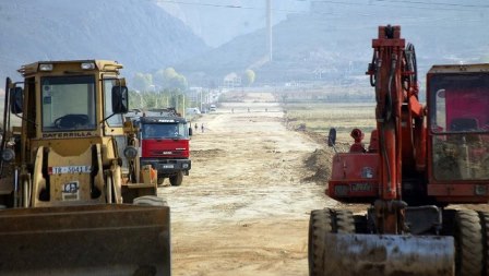 Shkrutohet me 12 per qind buxheti per infrastrukturen rrugore